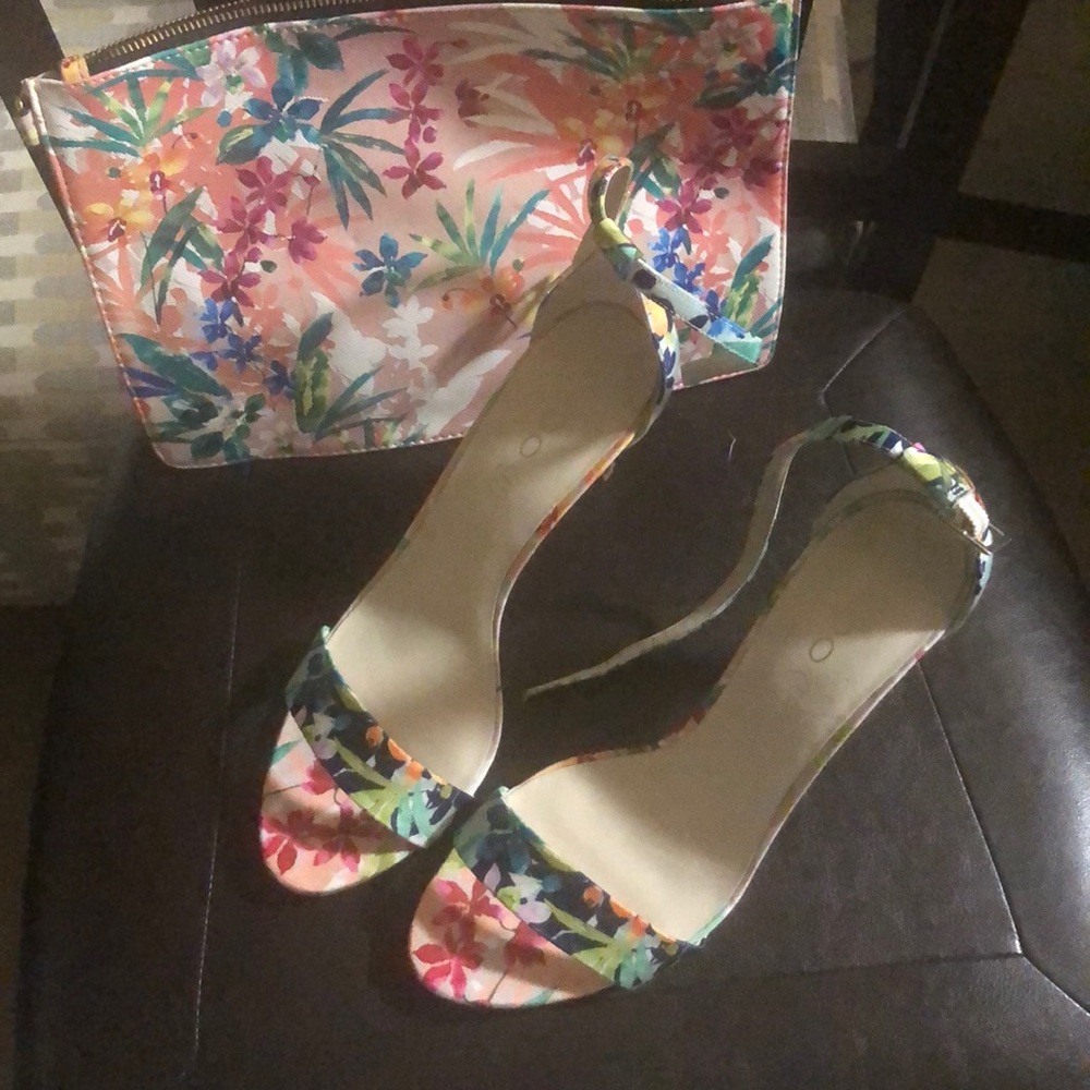Beautiful floral sandals w/matching large wristlet